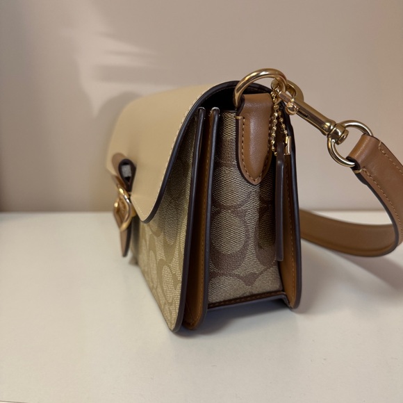 Coach CR332 - Picture 5 of 10